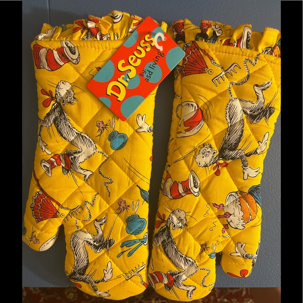 Dr. Seuss NWT Adult and Child Oven Mitt Set